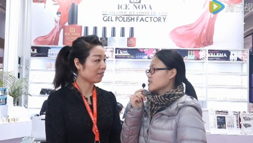 广东美博会现场冰朵接受毕加展览采访